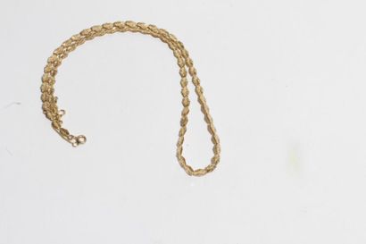 null Collier en or jaune 18k (750) articulé de petits maillons losangiques imbriqués....