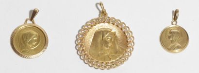 null Suite de 3 pendentifs médailles en or 18K (750) représentant la Sainte Vierge....
