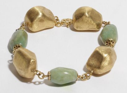 null Bracelet en petits "galets" d'or 18K (750) guilloché articulé de perles fusiformes....
