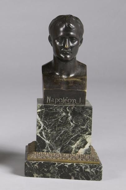 null RENAULT. École française. 
L’Empereur Napoléon Ier 
Sujet en buste en bronze...