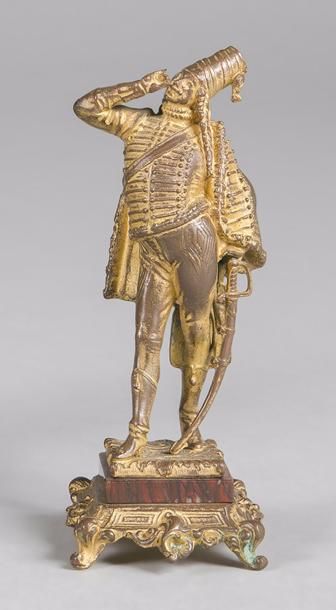 null Le Hussard 
Sujet en régule doré, en pied sur socle en marbre. 
B.E. XXe siècle....