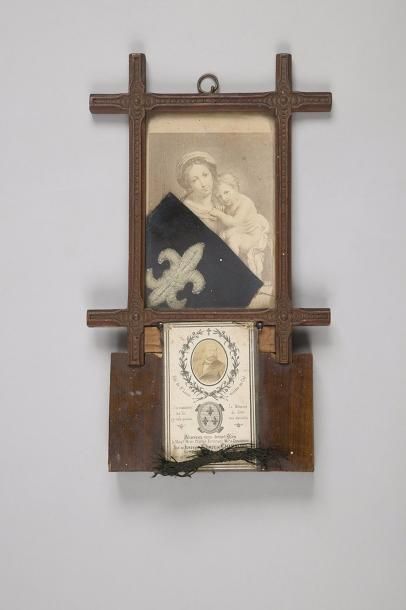 null COMTE DE CHAMBORD 
Reliquaire présentant la carte mortuaire du Comte, un fragment...