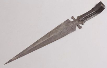 null ARTISANAT DE TRANCHÉE 
Grand éclat d’obus sculpté en dague. 
Longueur : 49 cm...