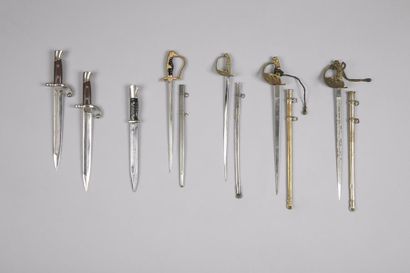 null Ensemble de quatre sabres miniatures et trois baïonnettes modèle fin du XIXe...