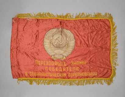 null Trois drapeaux soviétiques 
- en velours brodé. 135 x 121 cm 
- en satin au...