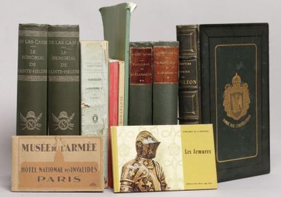 null Onze ouvrages sur Napoléon Bonaparte, divers et cartes postales anciennes du...