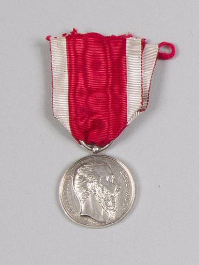 null EMPIRE DU MEXIQUE 
Médaille du mérite militaire créée en1863 signée FALOT. 
Argent,...
