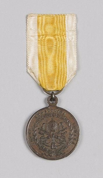 null VATICAN 
Médaille du siège de Rome (1849). 
En bronze. Ruban. 
Diamètre : 3,1...