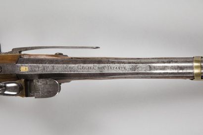 null Rare grand pistolet d’arçon à silex du Régiment de l’Infant.
Canon rond à pans...