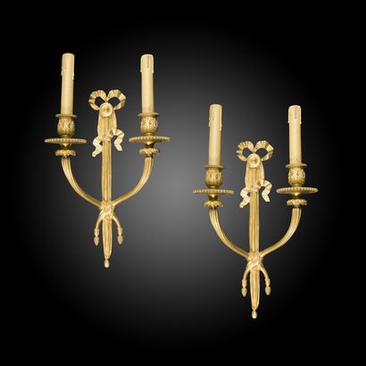 null Paire d’appliques en bronze doré, à nœud de ruban et draperie.
Style Louis XVI...