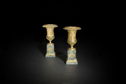 null Paire de vases d’ornement en bronze doré et marbre vert antique, à décor de...