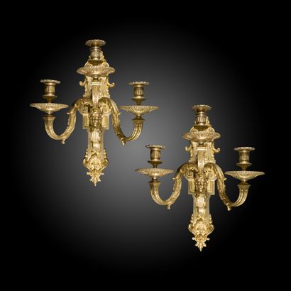 null Paire d’appliques en bronze doré à trois lumières et décor de feuillages stylisés...