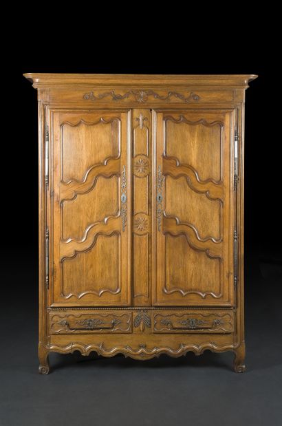 null Armoire en chêne mouluré et sculpté ouvrant à deux vantaux et deux tiroirs,...