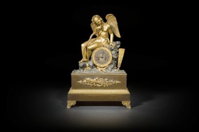 null Pendule à Apollon en bronze patiné et doré, à décor d’un arc et d’un carquois,...