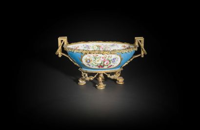 null Coupe en porcelaine dans le goût de Sèvres à décor polychrome et or de fleurs...