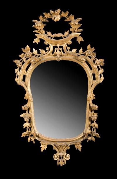 null Miroir en bois doré à décor ajouré de feuillages et volutes, la partie inférieure...