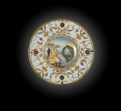 null Urbino (genre de)
Deux plats ronds à décor polychrome mythologique dans un entourage...