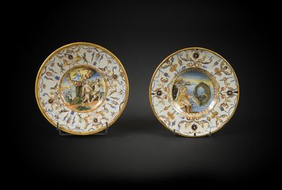 null Urbino (genre de)
Deux plats ronds à décor polychrome mythologique dans un entourage...