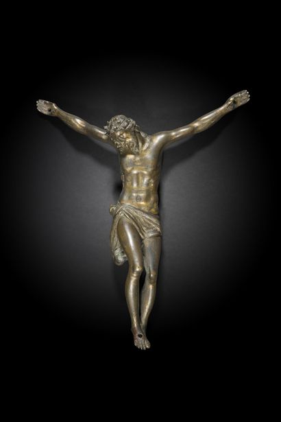 null Christ mort en bronze doré. Tête inclinée sur l’épaule droite, ceinte d’une...