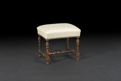 null Chaise et tabouret en noyer tourné, le piétement à entretoise.
Style Louis XIII...