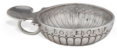 null Tasse à vin en argent à décor de cannelures surmontées de points, gravée L BOSSEBOEUF...