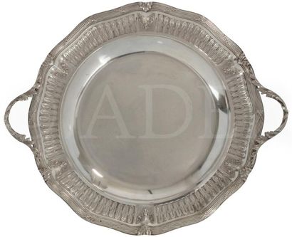 null Grand plat de présentation en argent de forme ronde à bordure polylobée moulurée...