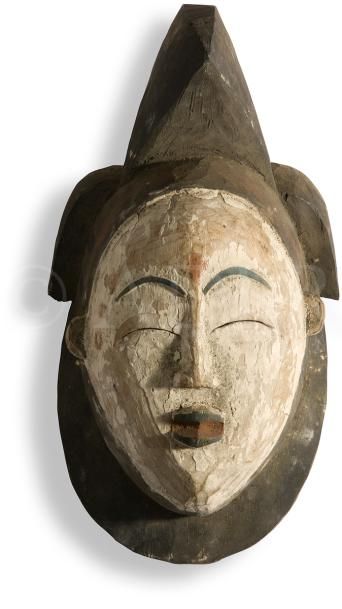 null Un lot de trois masques blancs de type mukuyi-mukuji, objets non rituels, dont...
