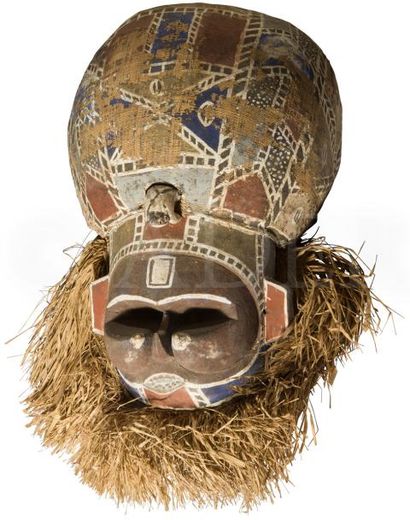 null Un masque polychrome, les pommettes saillantes, le nez retroussé typique de...