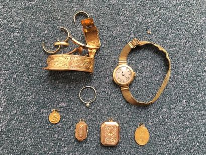 null Lot de bijoux en or 18 K (750 °/°°) comprenant :
Deux médaillons souvenir ouvrants...