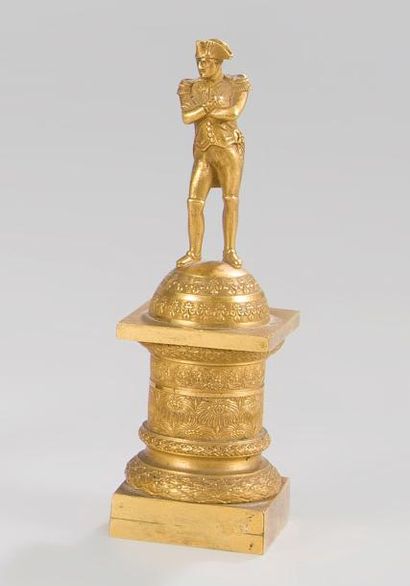 null L’Empereur Napoléon Ier les bras croisés.
Statuette en bronze doré sur socle...