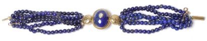 null Bracelet multi-rangs de billes de lapis-lazuli, orné d'un motif en or 18K (750‰)...