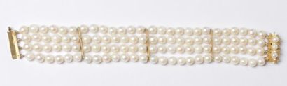 null Bracelet de 4 rangs de perles de culture, fermoir en or 18K (750‰). Poids brut...