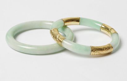 null 2 bracelets en jade dont l'un rehaussé de plaques d'or gravé.
Poids brut : 91,8...