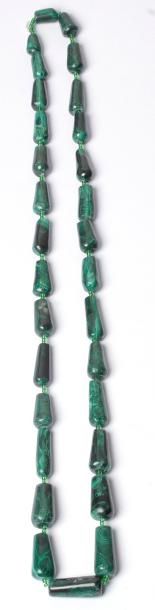 null Collier de tronçons de malachite et petites perles de verre vertes.