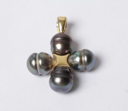 null Pendentif en forme de croix, en or 18K (750‰) (750‰), orné de perles de culture...