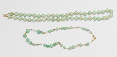 null Ensemble de 2 colliers de perles de jade, dont l'un scandé de perles de quartz,...