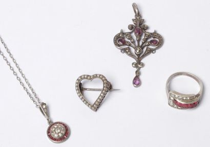 null Lot de bijoux fantaisie comprenant : un collier, une bague, un pendentif et...