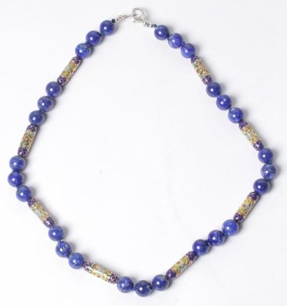 null Collier de billes de lapis-lazuli et perles émaillées bleues.