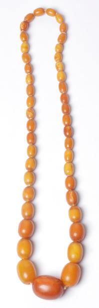 null Collier de perles oblongues d'ambre opaque en chute. Poids : 46,5 g