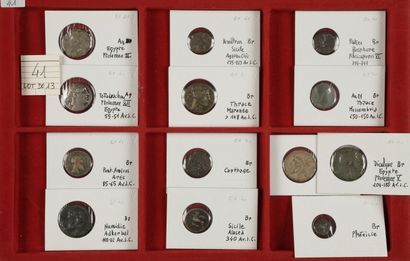 null LOT de 13 monnaies de bronze : 2 en argent (tétradrachmes de PTOLEMEE III et...