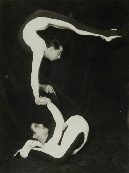 Acrobates. Equilibristes. c. 1930-1960. Trio...