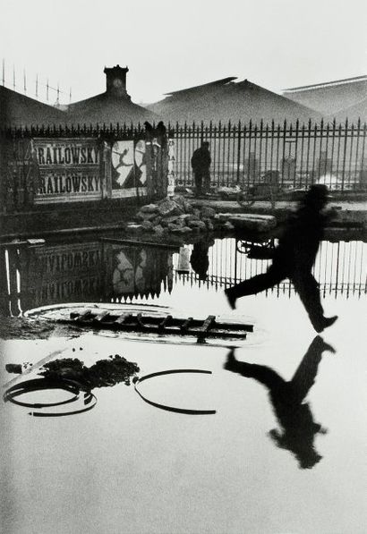 Henri Cartier-Bresson (1908-2004) Derrière la gare Saint-Lazare, 1932. Epreuve argentique...