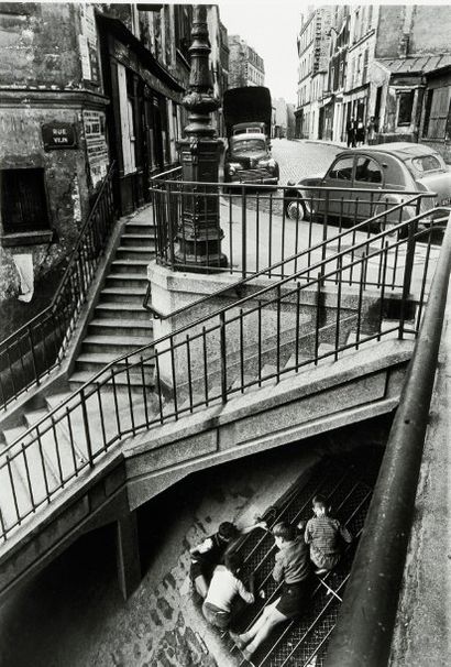 Willy Ronis (1910-2009) Rue Vilin. Paris, 1959. Epreuve argentique postérieure (c....