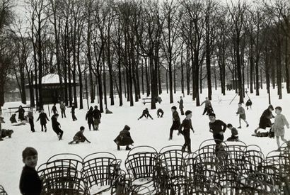 Edouard Boubat (1923-1999) Première neige au Jardin du Luxembourg. Paris, 1955. Epreuve...