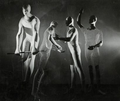 Sabine Weiss (née en 1924) Mannequins, c. 1950. Epreuve argentique d'époque. Tampon...