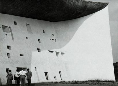 null Architecture. Le Corbusier. La chapelle de Ronchamps, c. 1950. 16 épreuves argentiques...