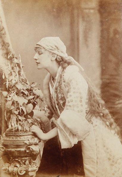 Sarah Bernhardt, 1880-1905 19 épreuves sur papier albuminé et argentiques d'époque...