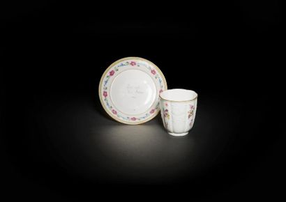 null Meissen
Une tasse et une soucoupe en porcelaine, la tasse à décor polychrome...