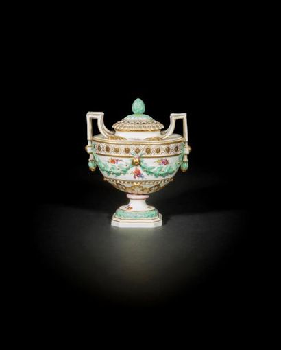 null Meissen 
Vase couvert à deux anses en porcelaine émaillée polychrome à décor...