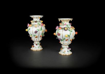 null Allemagne
Paire de vases balustre en porcelaine dans le style de Meissen à décor...